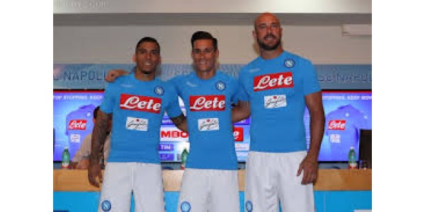 Napoli iført en ny trøjer